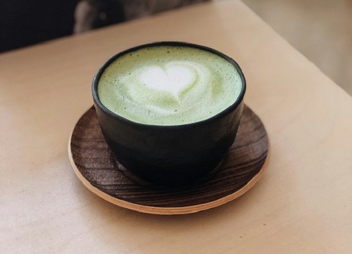 matcha latte dans une tasse
